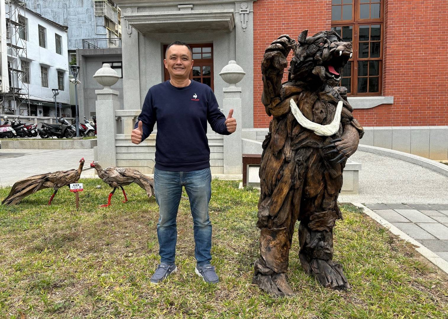 藝術家張弘欣與漂流木創作--臺灣黑雄。(圖/記者黃溎芬翻攝)