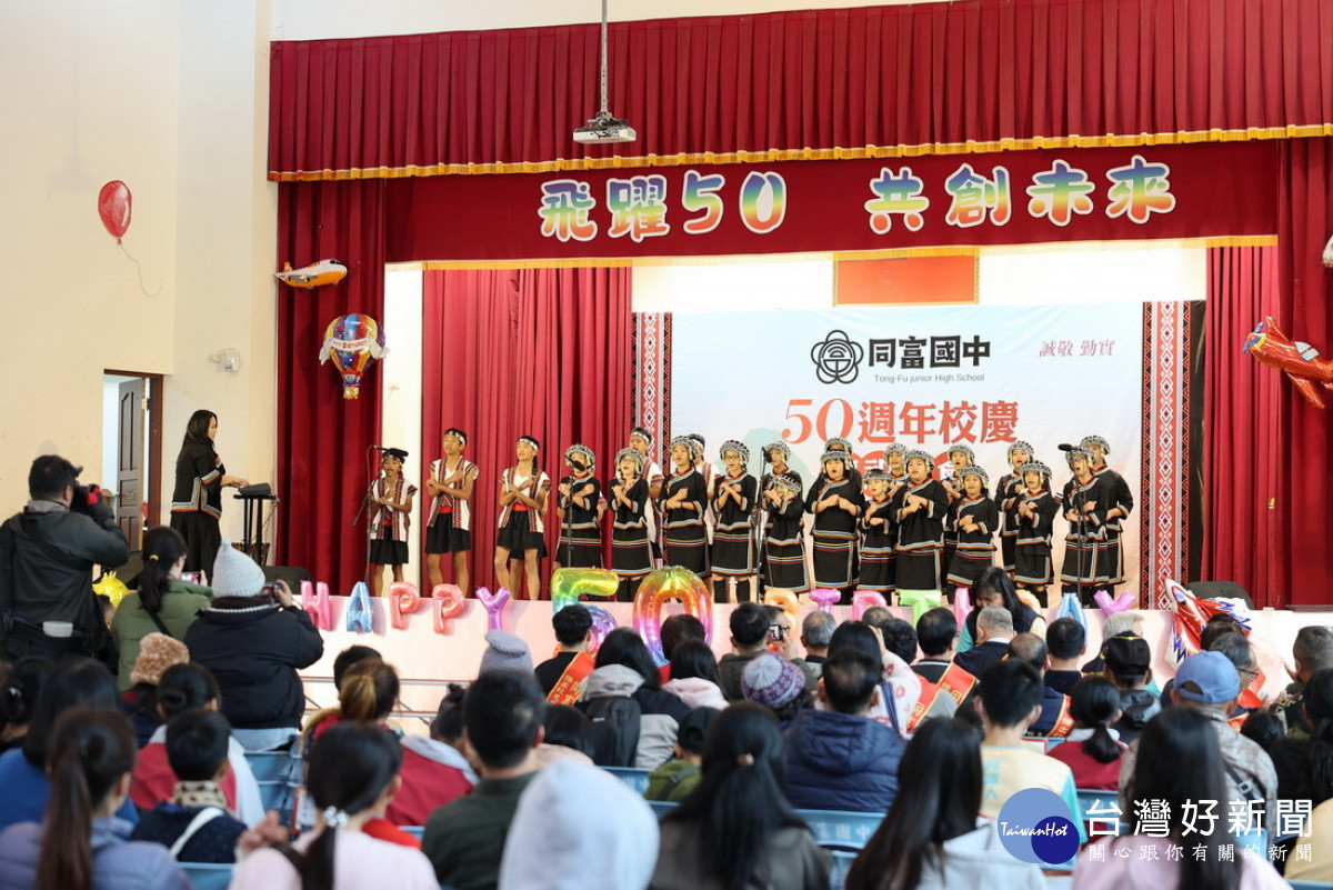 校慶活動以熱情洋溢的原民舞蹈表演、小提琴演奏及羅娜國小美聲合唱團開場。