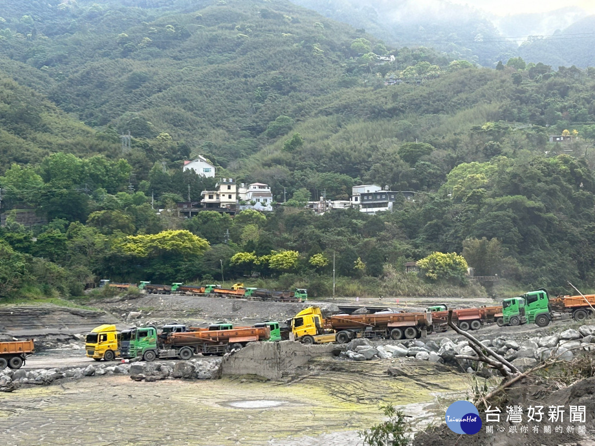 石門水庫陸挖清淤。
