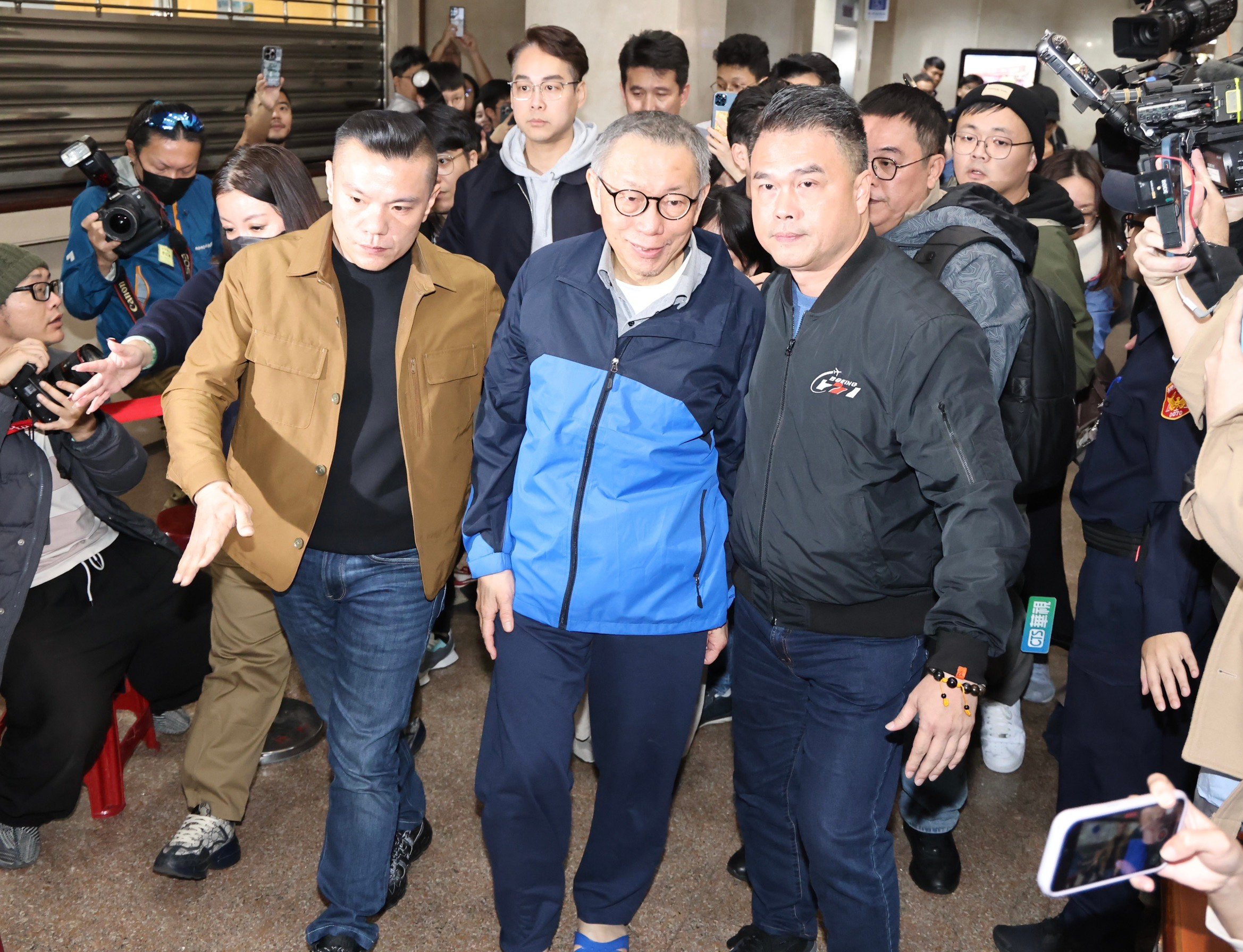 柯文哲27日交保獲釋後,面帶微笑步出北院,揮手向現場民眾致意。林啟弘攝