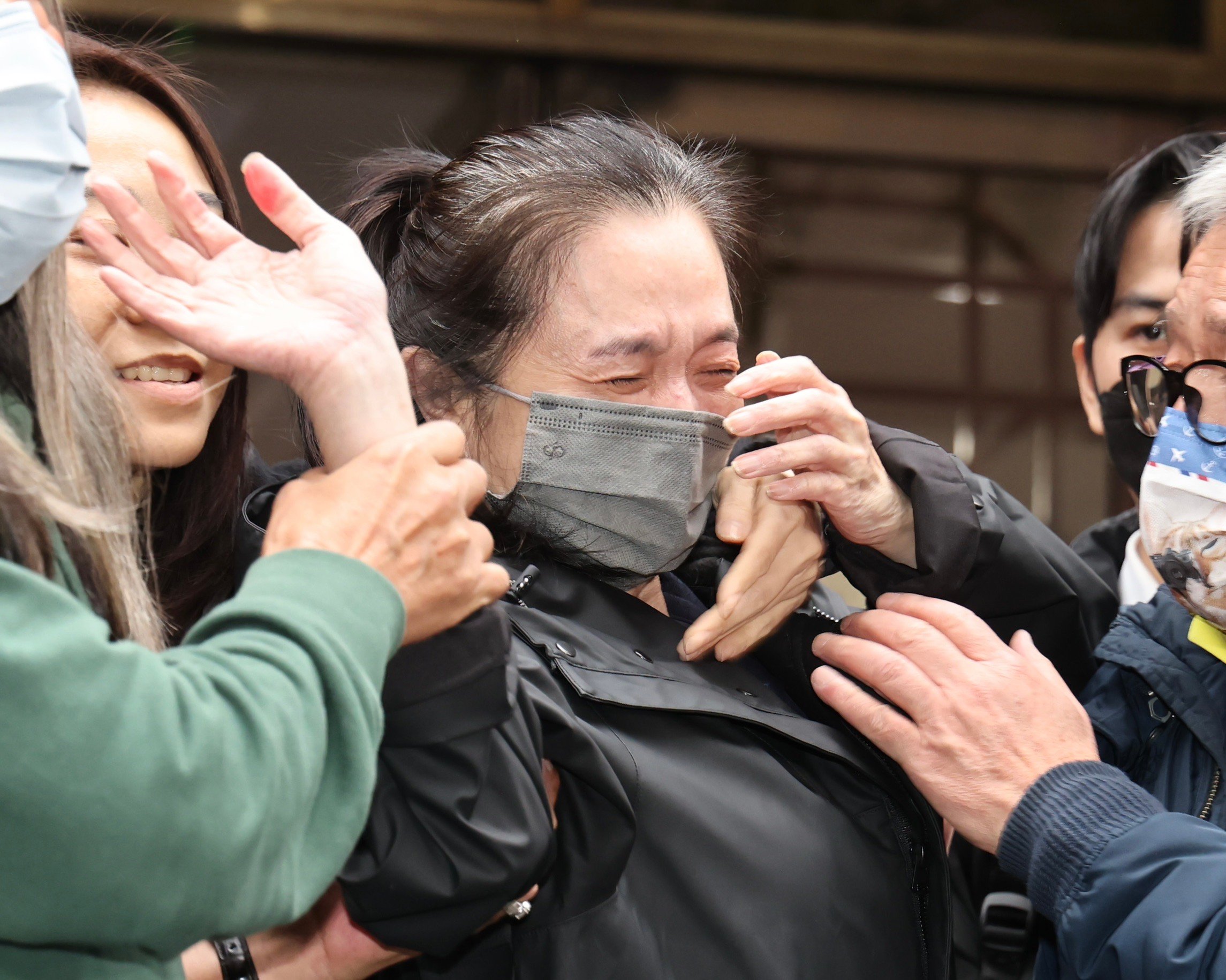 應曉薇27日下午近4時交保後步出法院,激動哭喊「我沒有做錯事」、「我沒有貪污」。林啟弘攝