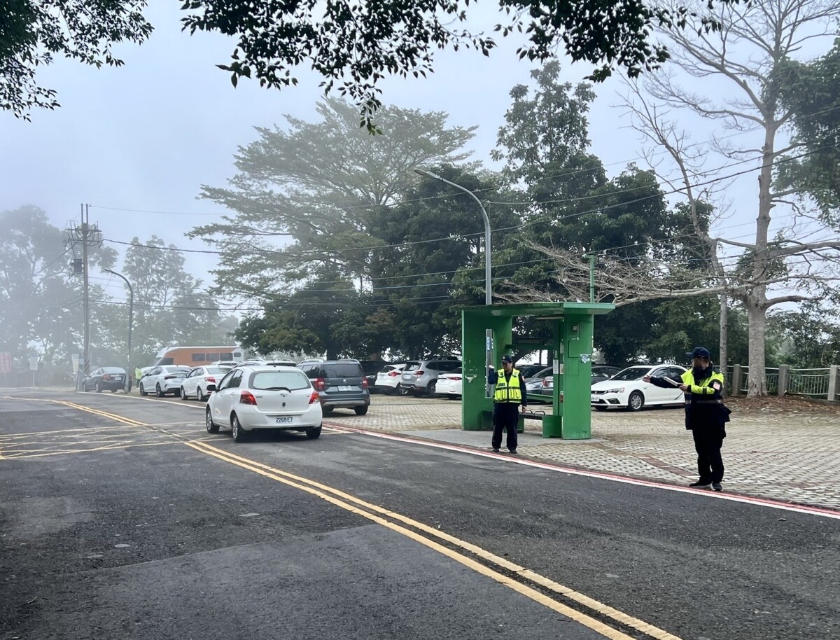 ▲梅嶺早梅綻放，玉井分局今起加強交通疏導管制，請用路人配合員警疏導管制。（圖／玉井分局提供）