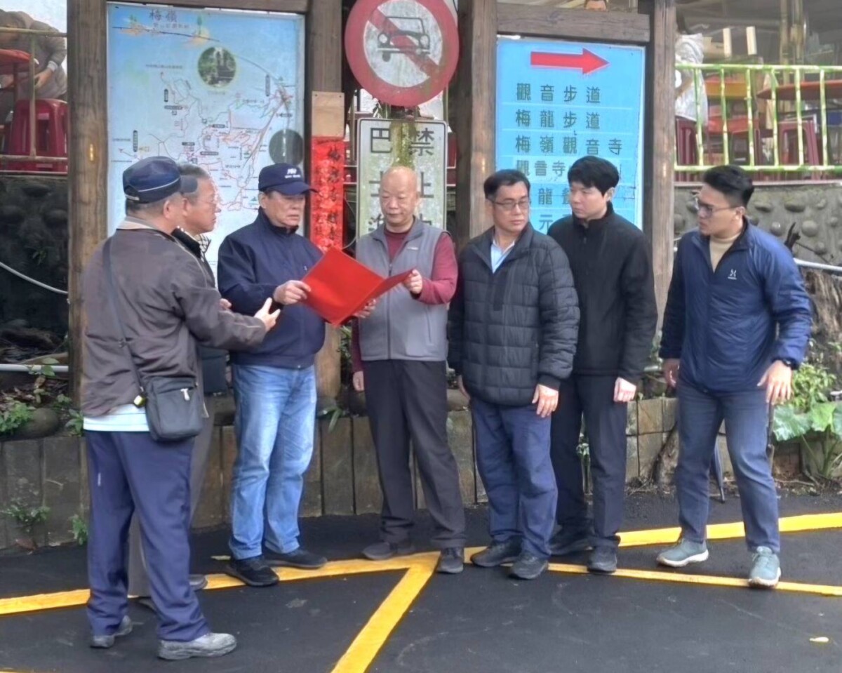 ▲分局長陳添新親至梅嶺風景區會勘，全面檢視周邊停車空間及交通動線。（圖／玉井分局提供）