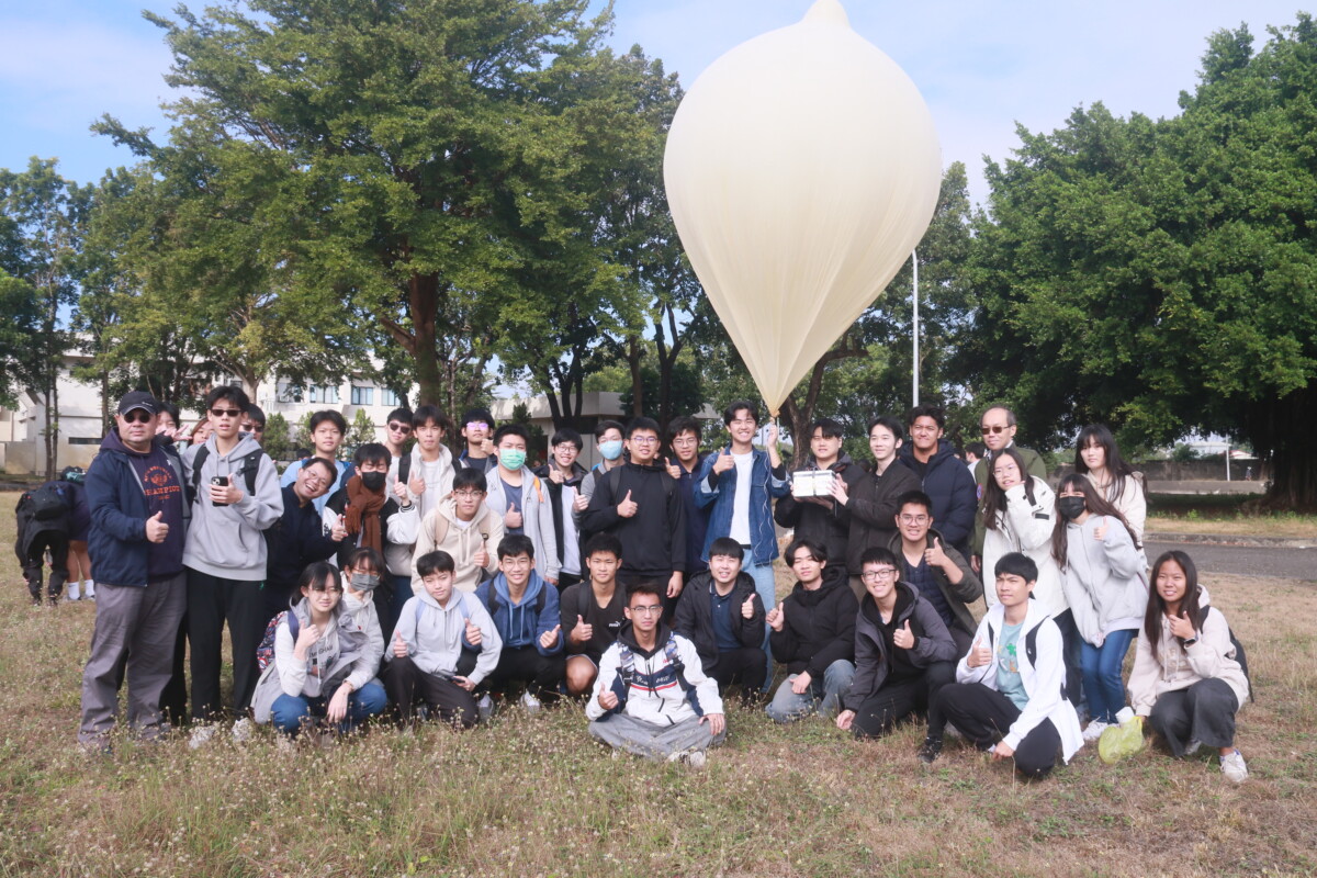 ▲國立成功大學太空系統工程研究所，今（28）日在成大歸仁校區，施放4組探空氣球。（圖／記者陳彥霖翻攝）
