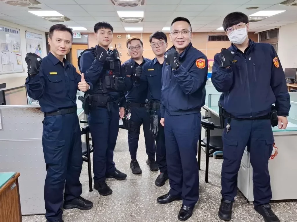 樹林分局長林國民有感同仁在低溫執勤辛勞，贈送員警「禦寒手套」