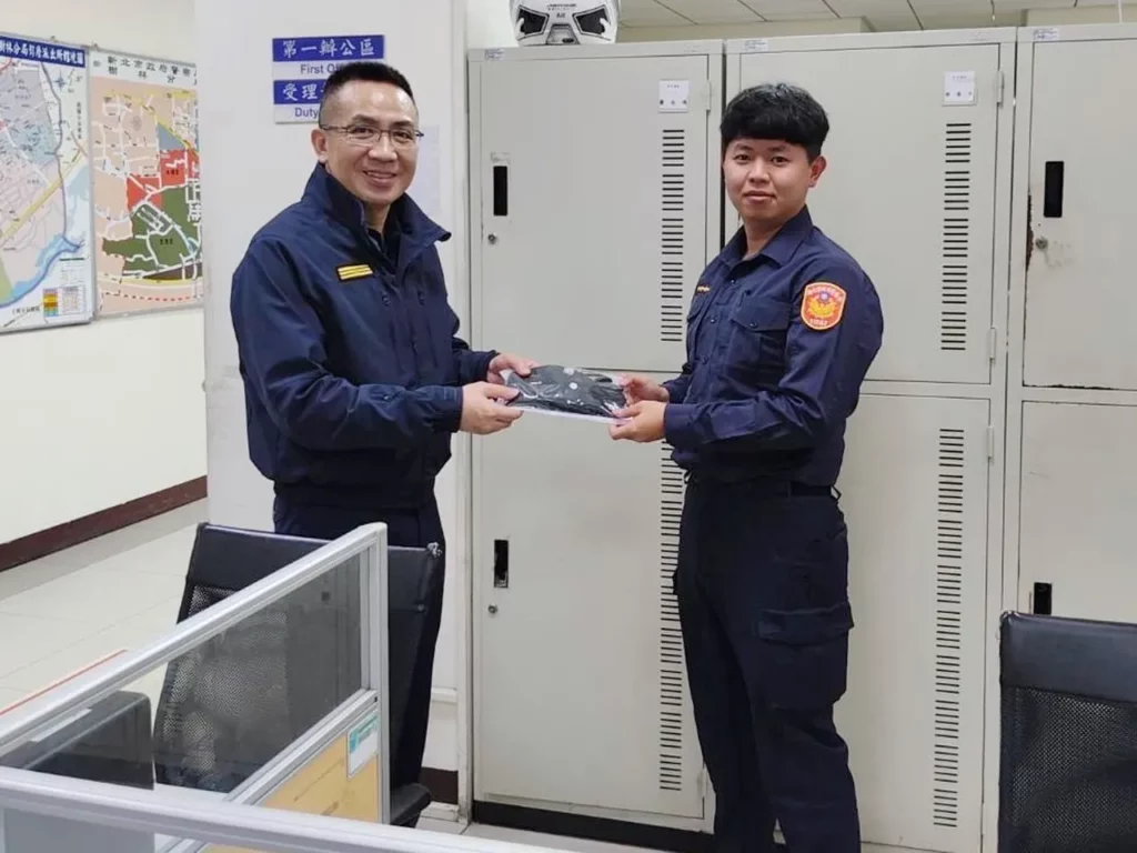 樹林分局長林國民有感同仁在低溫執勤辛勞，贈送員警「禦寒手套」
