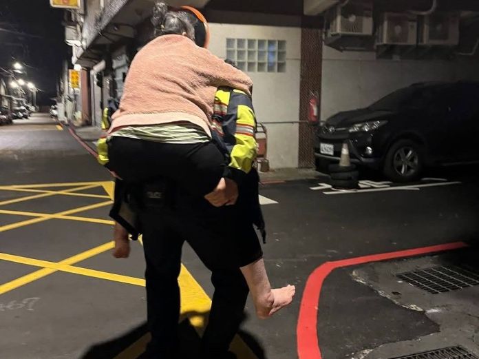 失智婦呆站路邊吹冷風 平警及時伸援「一把將她揹起」 63 467529 0