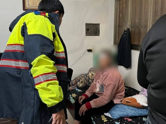 失智婦呆站路邊吹冷風 平警及時伸援「一把將她揹起」 64 467530 0