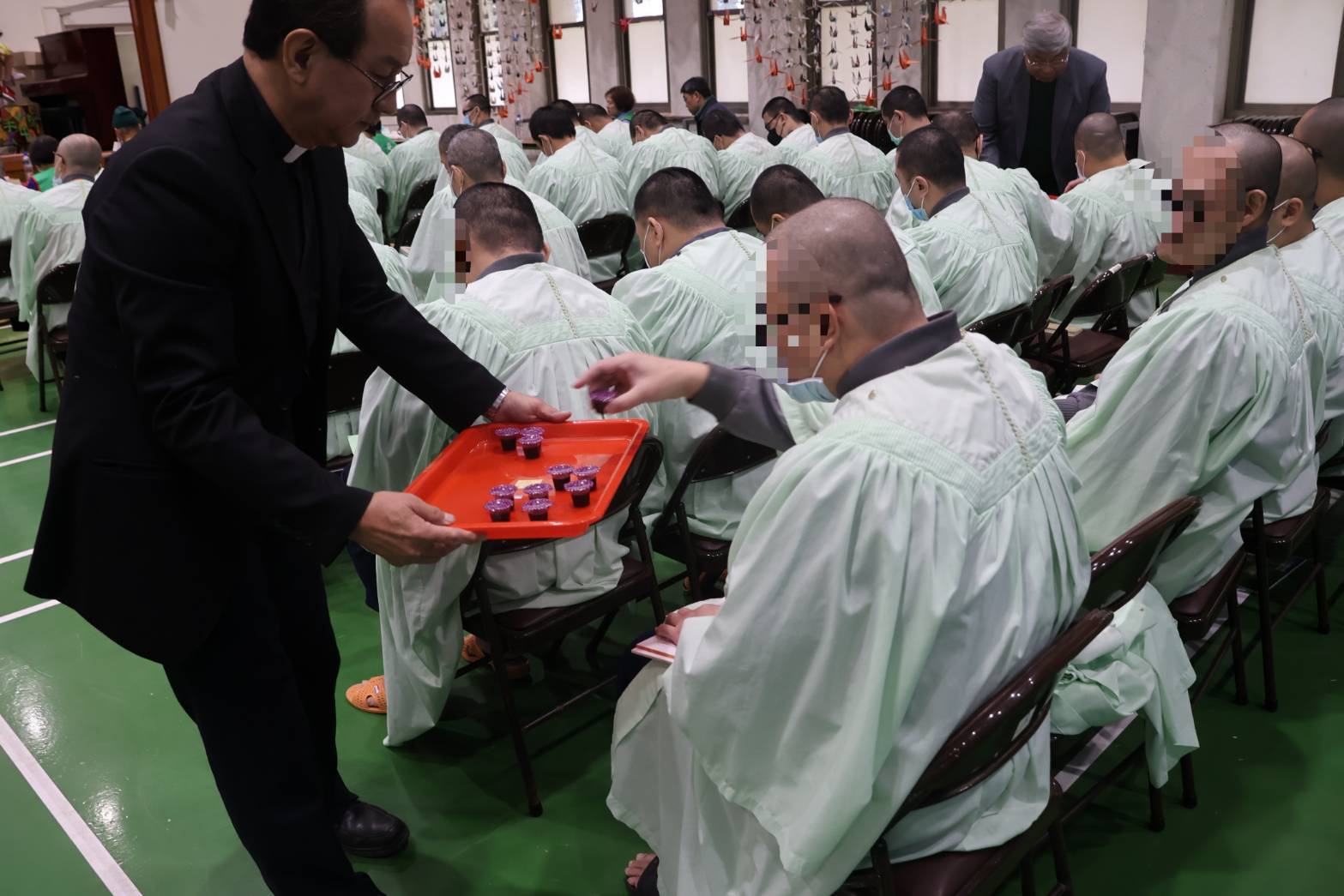 林立牧師主持洗禮發送聖餐--耶穌寶血洗淨一切。(圖/記者黃溎芬翻攝)