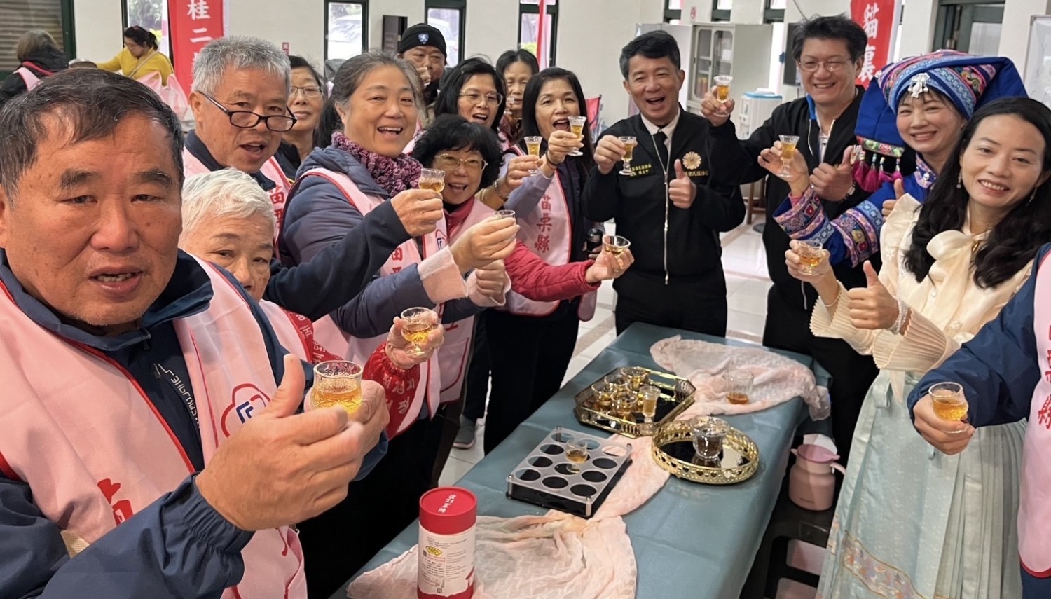 陳立中處長(右四)與志工一起品嘗美味的貓裏紅茶。(記者 江雁武翻攝)