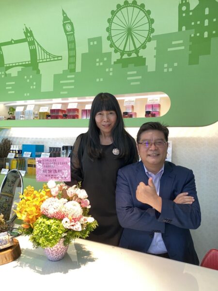 圖文:創辦人牛津博士陳耀寬教授(右)/邱惠敏董事長(左)。