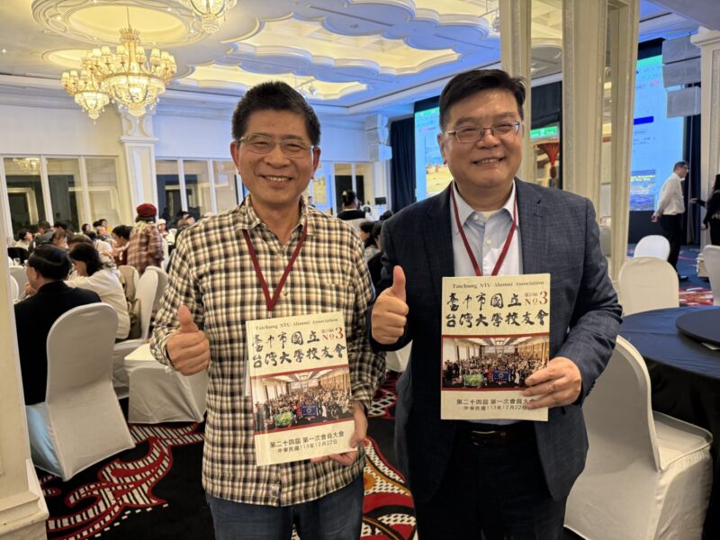 圖文:歐思佛生技創辦人牛津博士陳耀寬教授(右)/集泉塑膠詹景忠董事長(左) 。