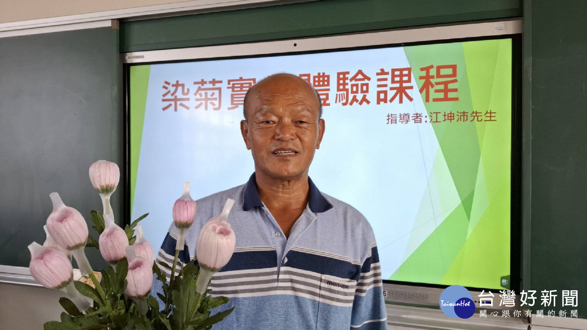 由學校老師及江坤沛業師,共同指導學生參2025年網界博覽會專題競賽。圖/福德國小提供