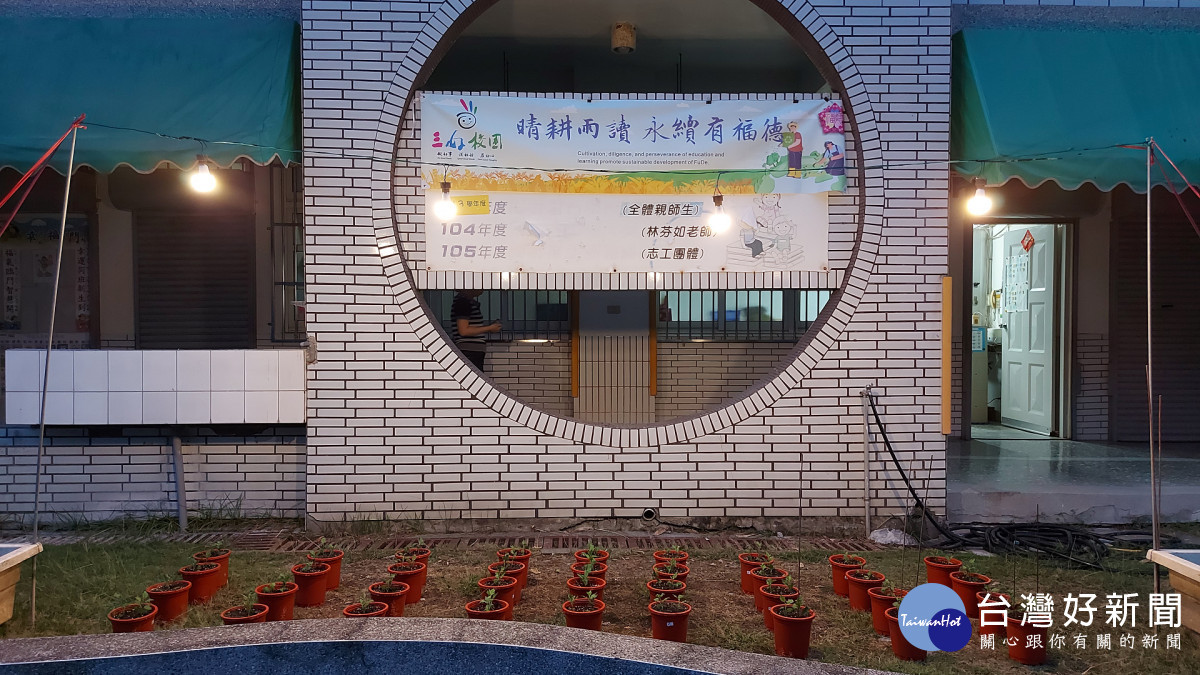夜間燈火通明的「電照菊花」,更成為校園浪漫夜觀的景點。圖/福德國小提供