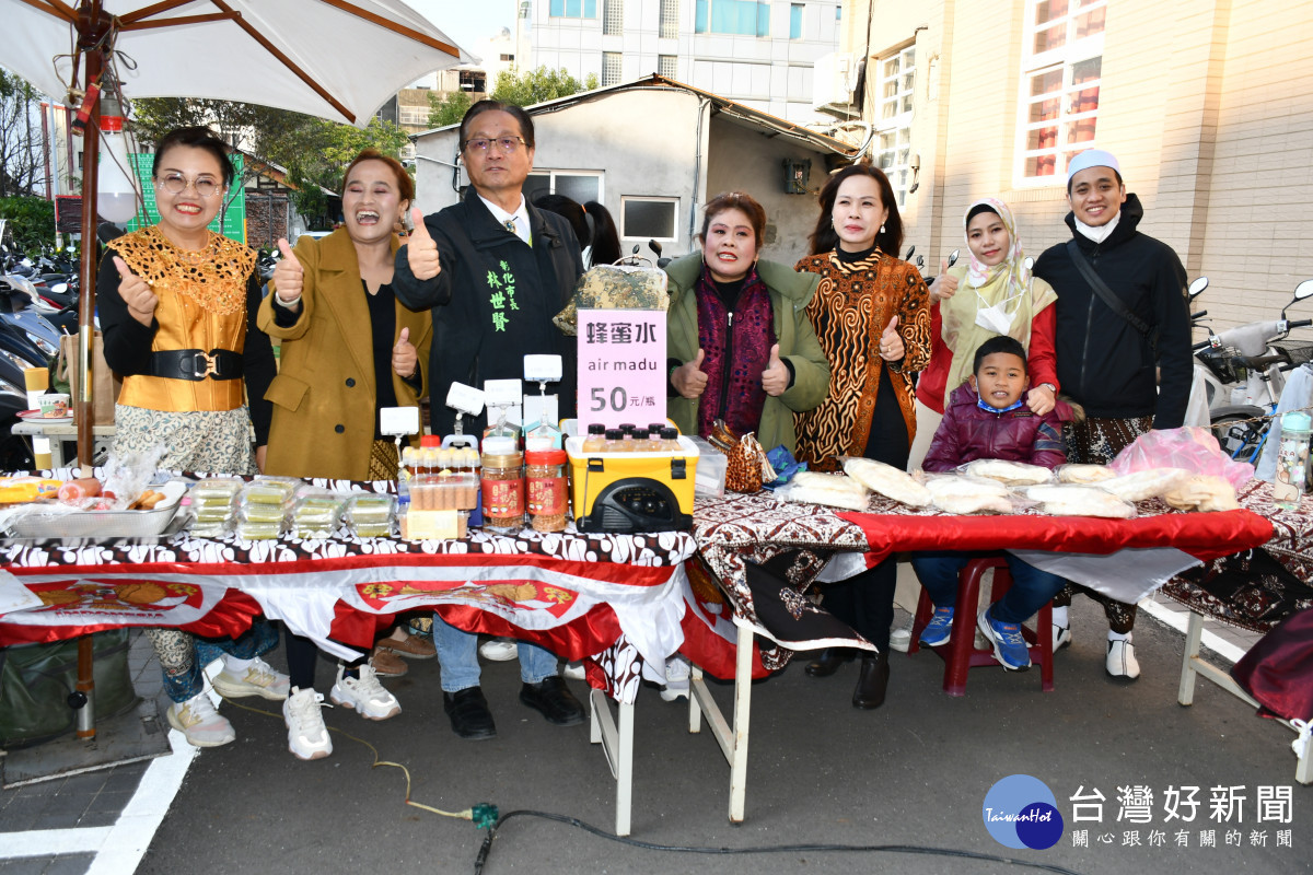 林世賢市長大力推銷新住民的各式手工產品。圖/彰化市公所提供