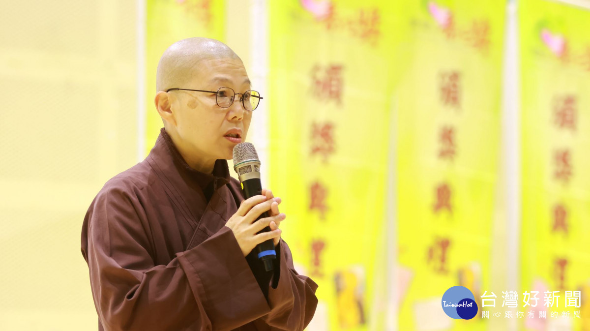 妙依法師鼓勵小太陽,以善行成就尊貴人生,讓生命因善行而美麗。(圖片提供/靈鷲山佛教教團)