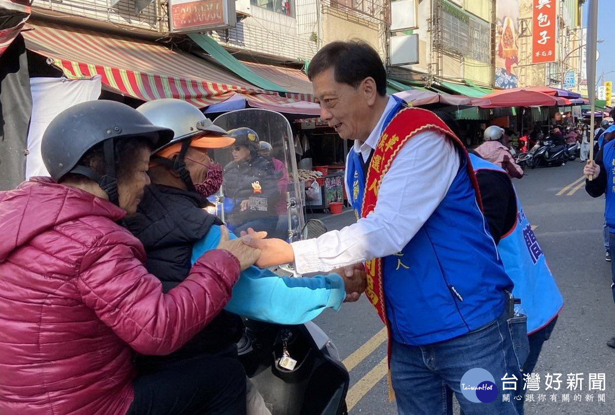 簡賜勝忙著到各里家戶或大觀市場等地拜訪請託。(簡賜勝服務處提供)
