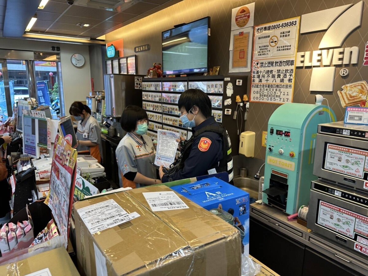 ▲南警一分局持續加強防詐宣導及ATM巡守勤務，防制車手提領ATM現金。（圖／南警一分局提供）