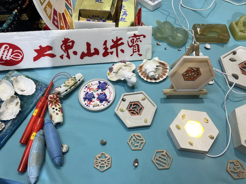 活動現場展示了多項蚵文創商品,例如蚵殼項鍊、蚵粉製成的香氛燈,以及結合蚵殼和LED燈的夜燈作品。圖/柏德文創提供