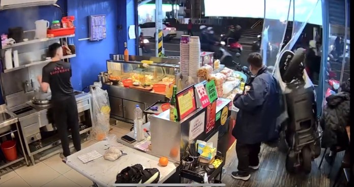 【有片】誤催油門機車「翹孤輪」撞店家 網:三人好淡定 99 1735439528231