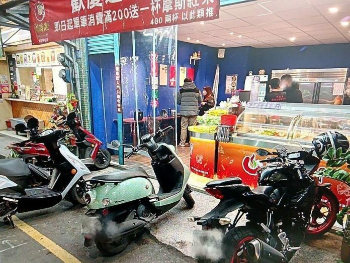 【有片】誤催油門機車「翹孤輪」撞店家 網:三人好淡定 100 2041856 e1735440986666