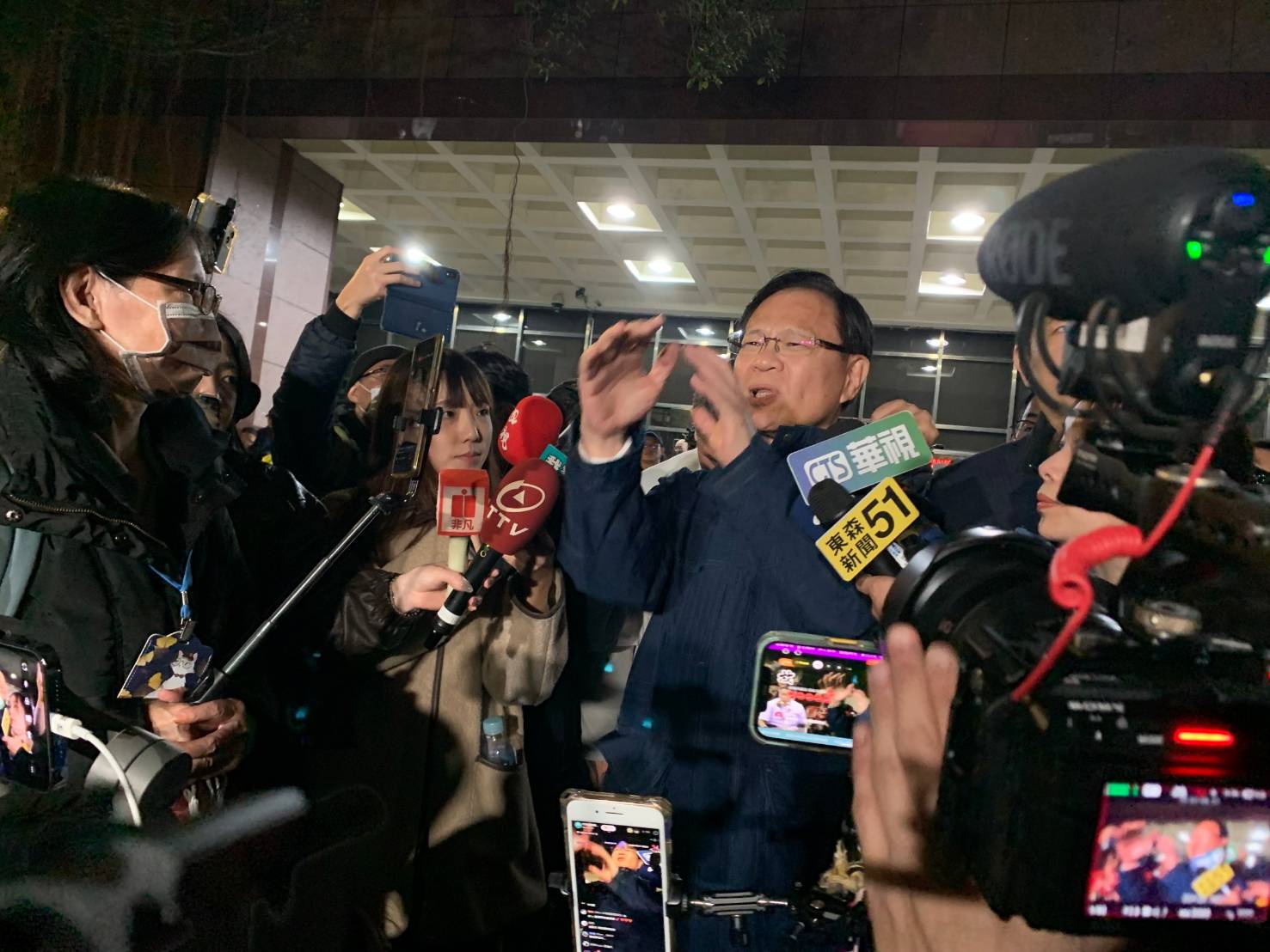 張啓楷指出,這次在接押庭裡面,可以發現檢方不只是講話漏洞百出,跟起訴書一樣,而且曝露出我們的司法極度不公平。(圖/張啓楷國會辦公室)