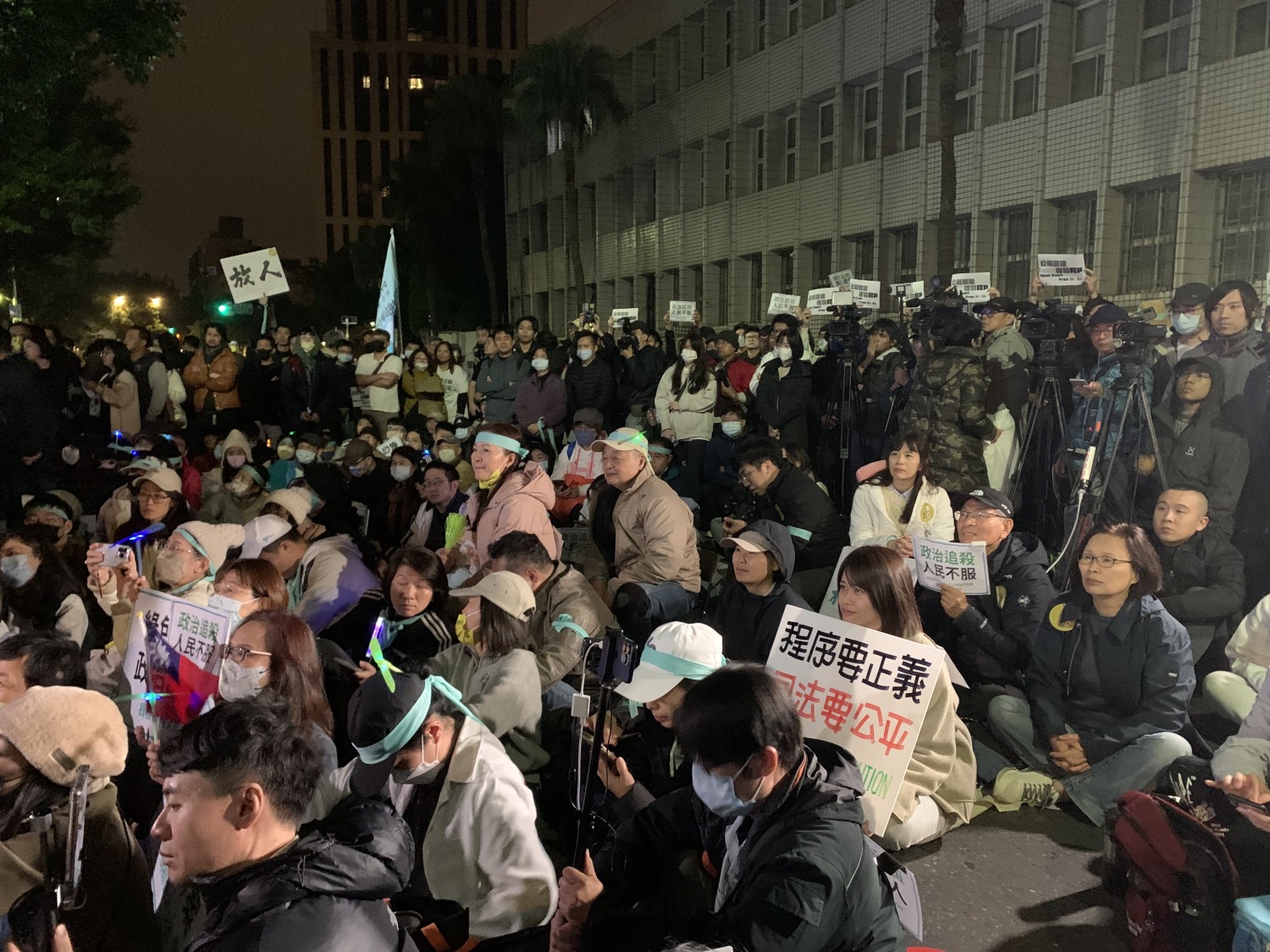 張啓楷說,柯文哲主席這麼愛這個黨、愛小草們,怎麼可能逃跑,他沒有逃跑的動機!(圖/張啓楷國會辦公室)