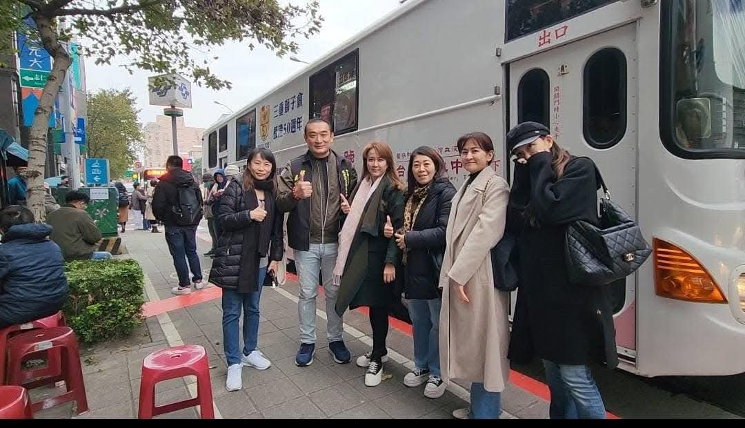 吳明達理事長(左二)熱心公益,每次舉辦捐血活動都吸引眾多粉絲及好友參與。(記者 趙靜姸翻攝)