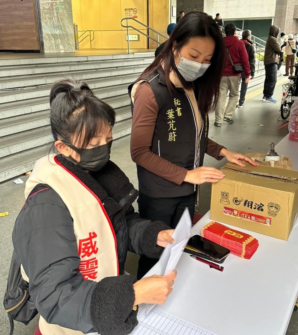 眾多志工自上午10時起便到場協助。(記者 趙靜姸翻攝)