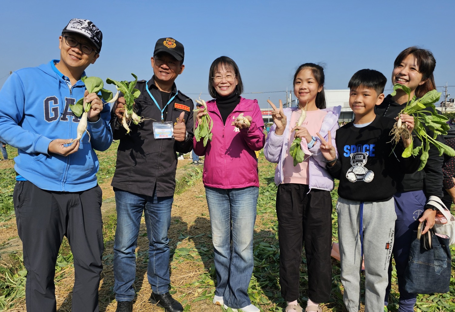 迎新年好彩頭、拔蘿蔔助公益活動全家福與貴賓合影留念。(圖/記者葉子綱攝)