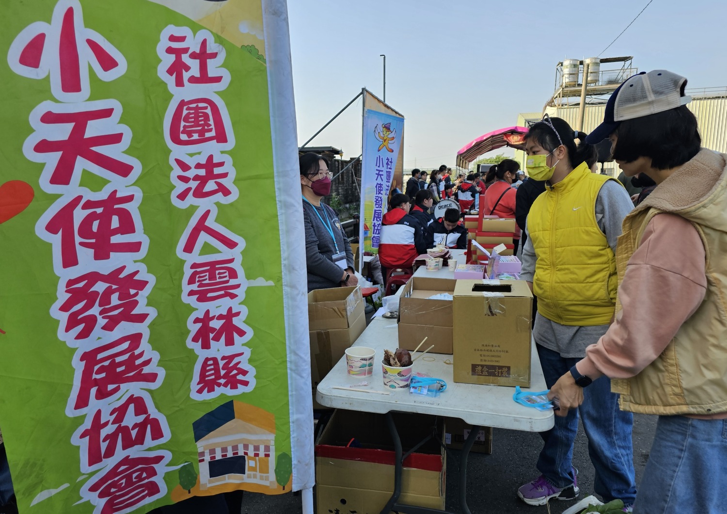 迎新年好彩頭、拔蘿蔔助公益活動義賣熱點。(圖/記者葉子綱攝)