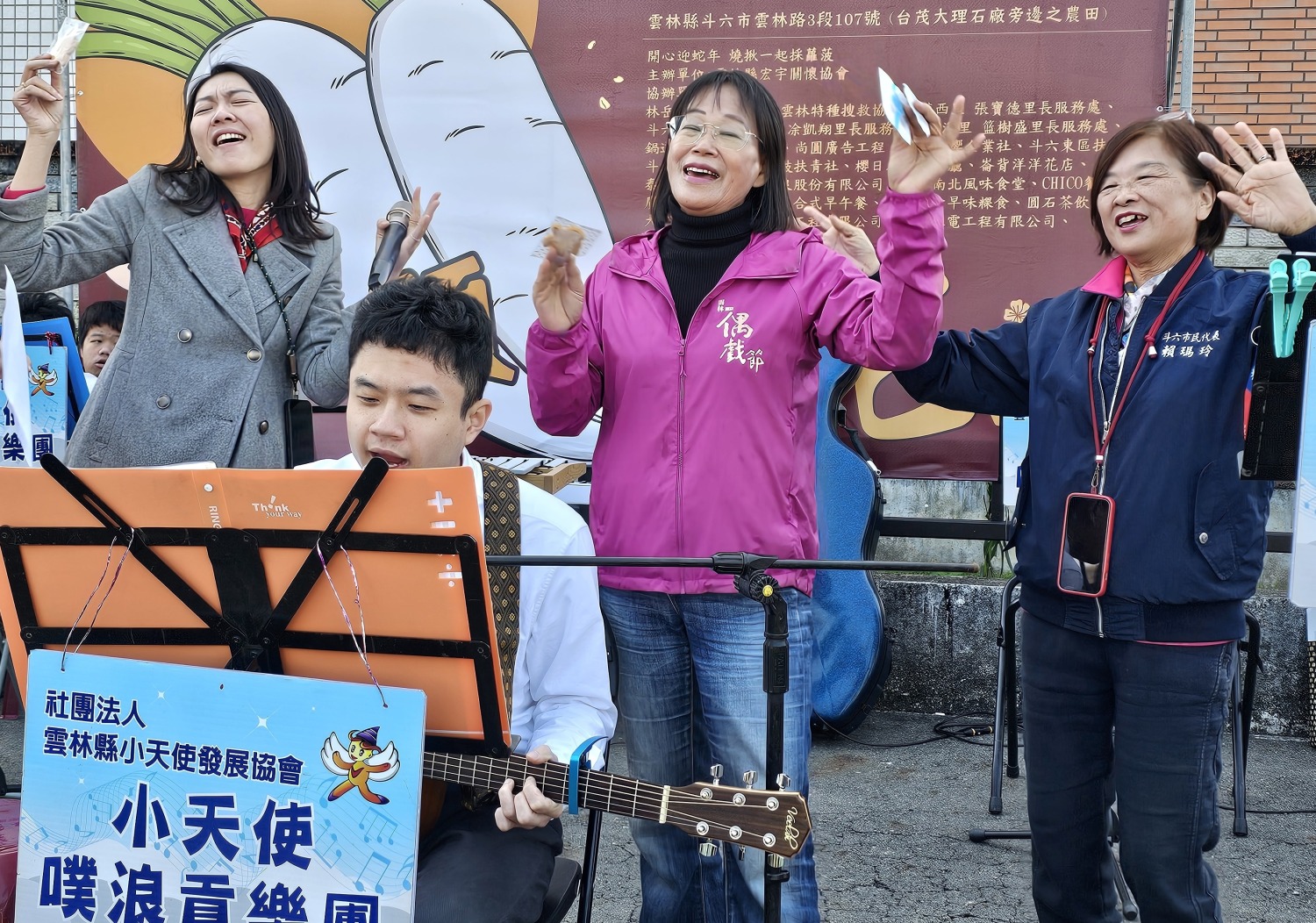 迎新年好彩頭、拔蘿蔔助公益活動節目表演熱呼呼。(圖/記者葉子綱攝)