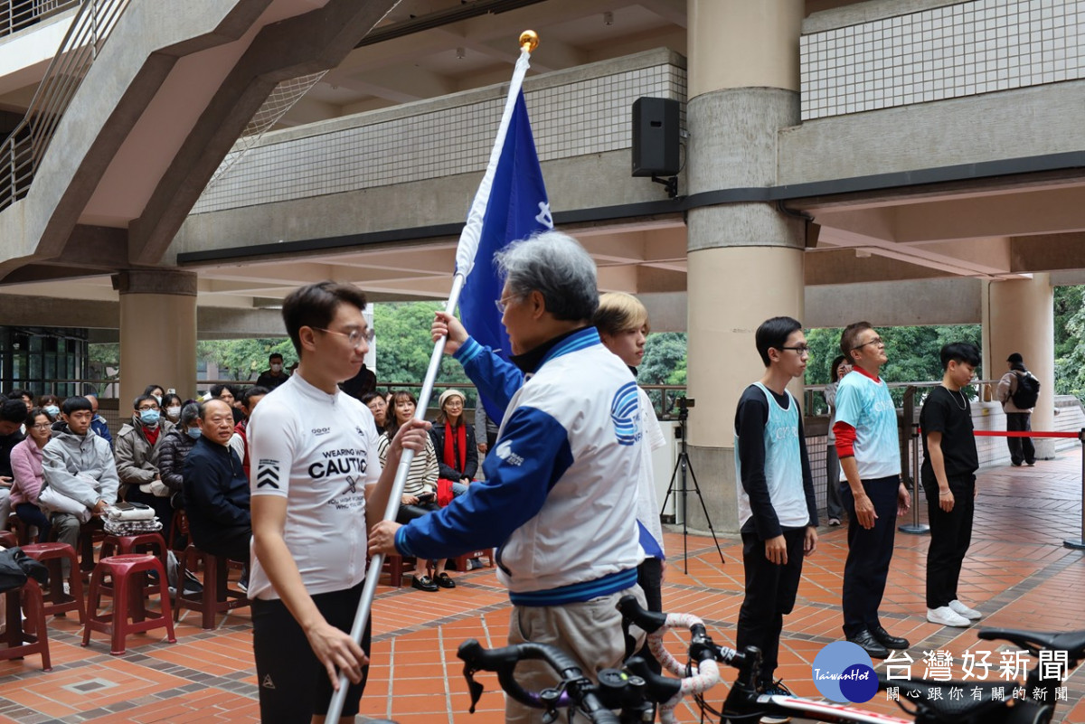中原大學副校長洪穎怡親臨授旗,為中原大學70週年校慶第一個活動揭開序幕。