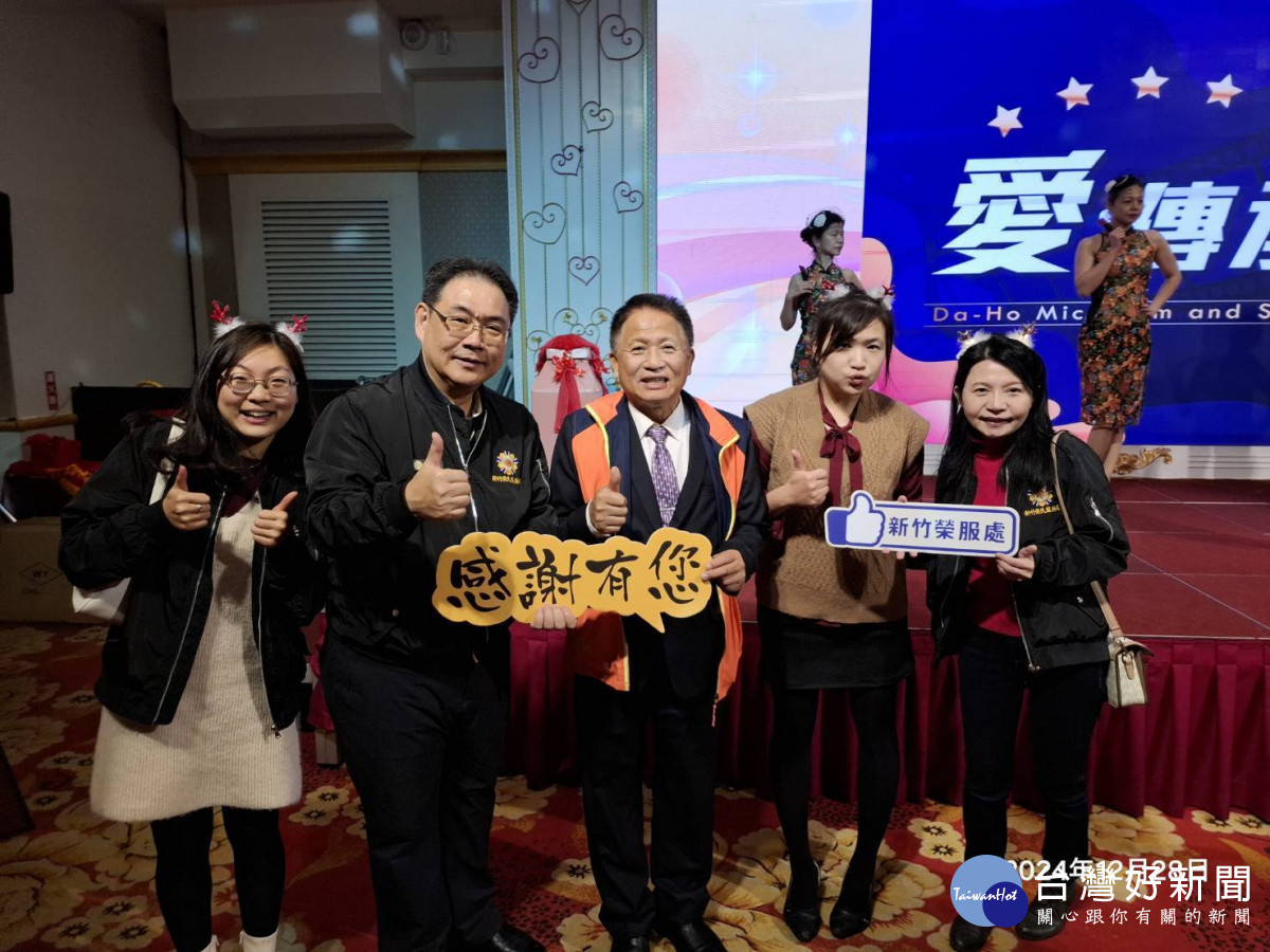 新竹榮民服務處鞠宗顯處長(左二)感謝新竹市愛德會新任會長蘇永勝(中)。