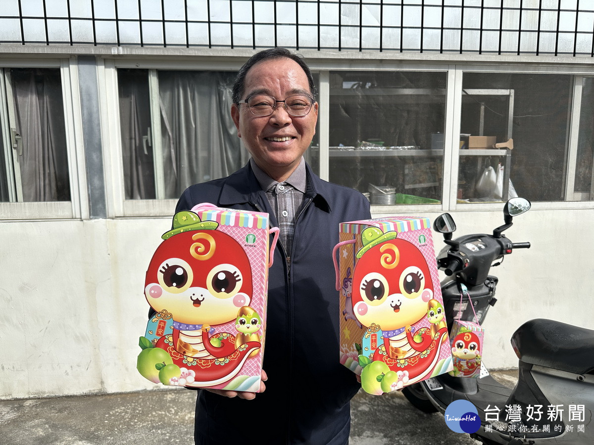 南投縣農會總幹事曾明瑞推瑞蛇梅禮盒歡迎大眾選購，年節還有大禮。（記者扶小萍攝）