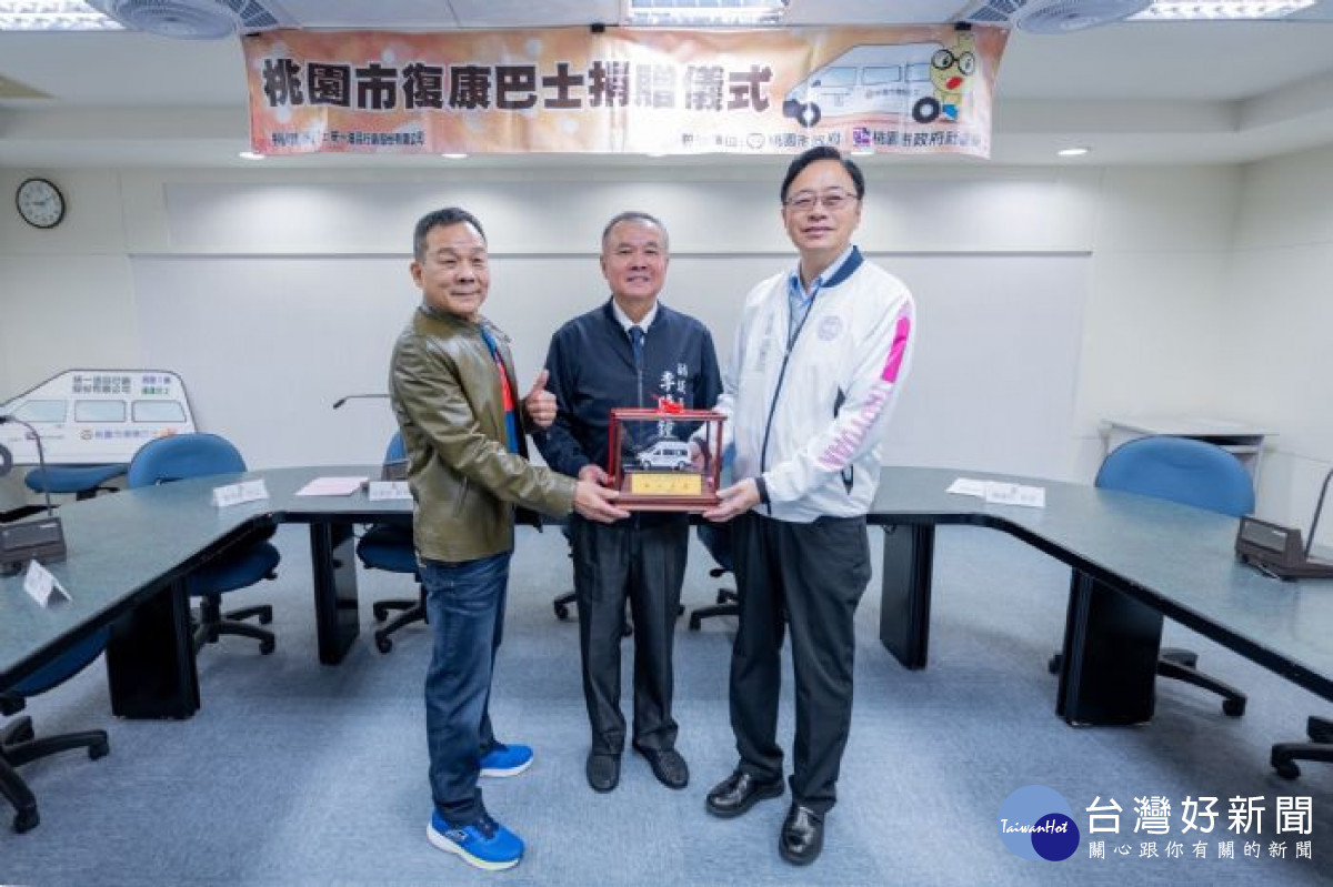 張市長回贈復康巴士模型。<br /><br /> 