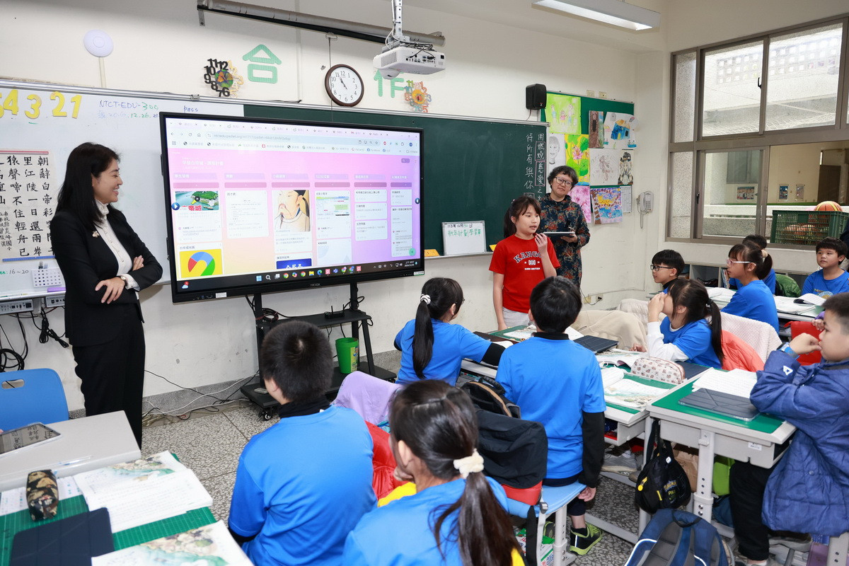 許縣長也入班級體驗數位化學習。(縣府提供)