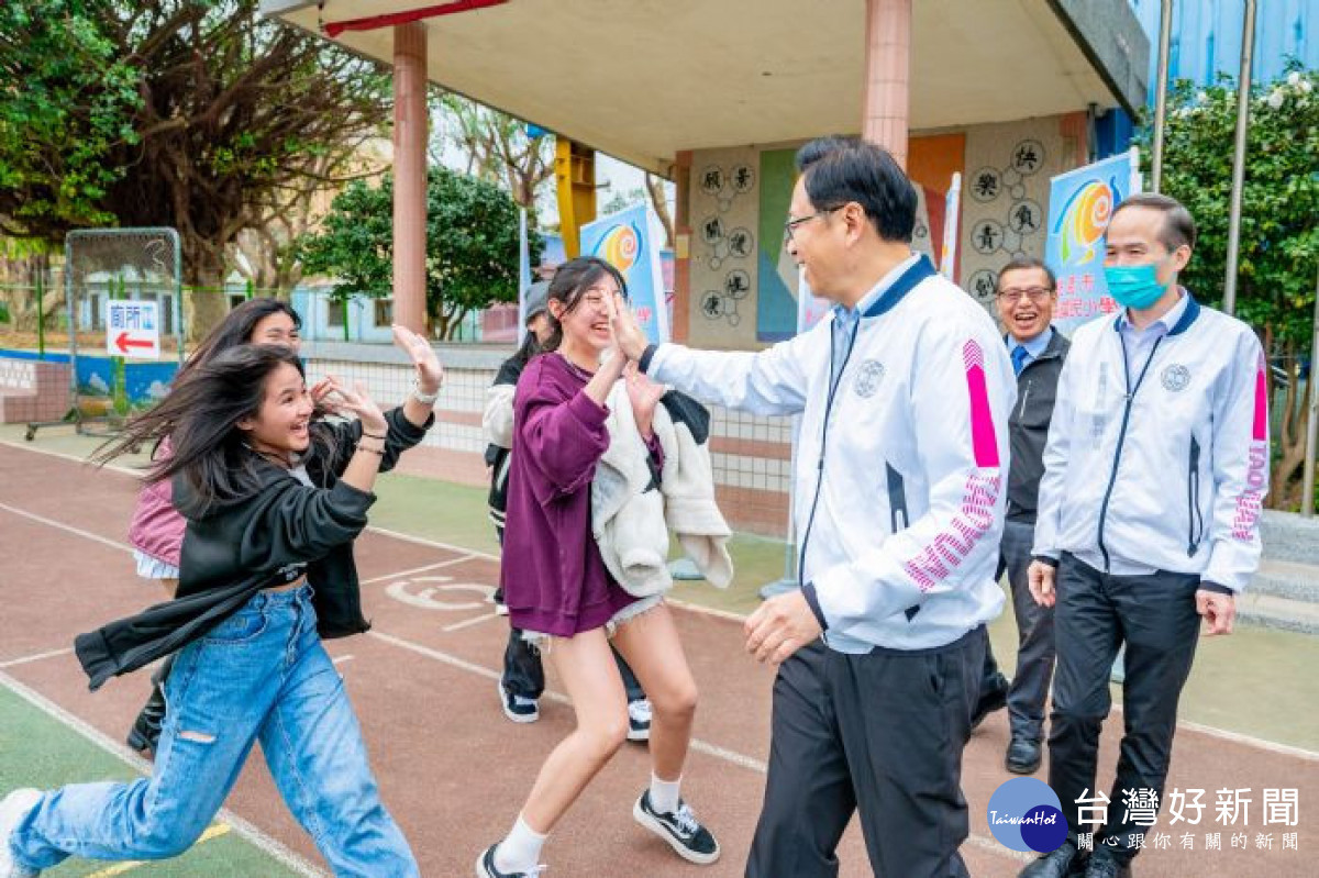 張市長與同學們互動。<br /><br />
