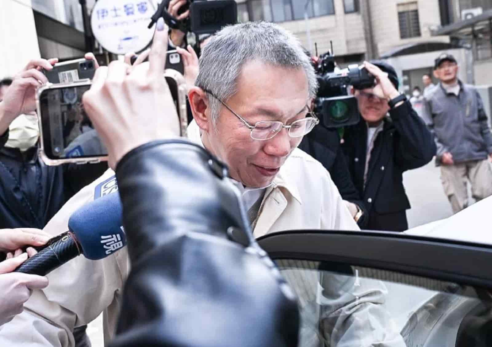 民眾黨主席柯文哲(圖)改7000萬元交保,並須配戴電子腳鐐,圖為29日下午他搭車前往北院。中央社