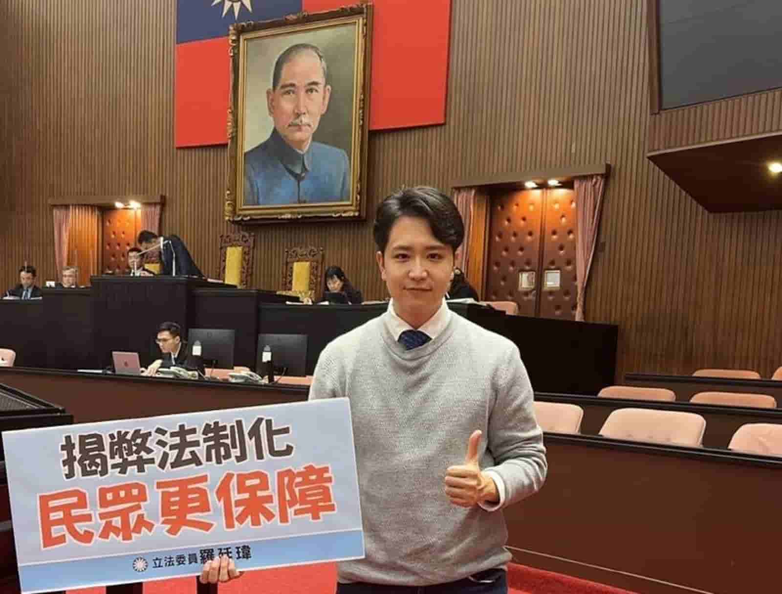對於柯文哲使用「羅廷瑋」化名傳訊律師,本尊表示,證明自己不是nobody。翻攝羅廷瑋臉書