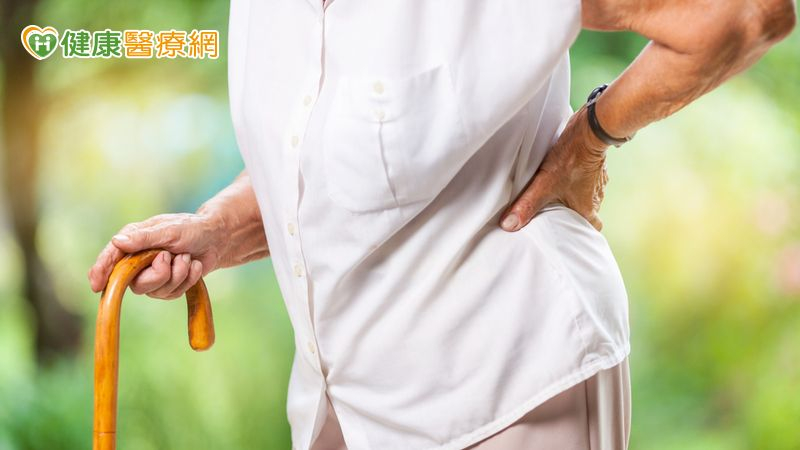脊椎側彎害腰痛、寸步難行 AI微創「截彎取直」重拾行動力