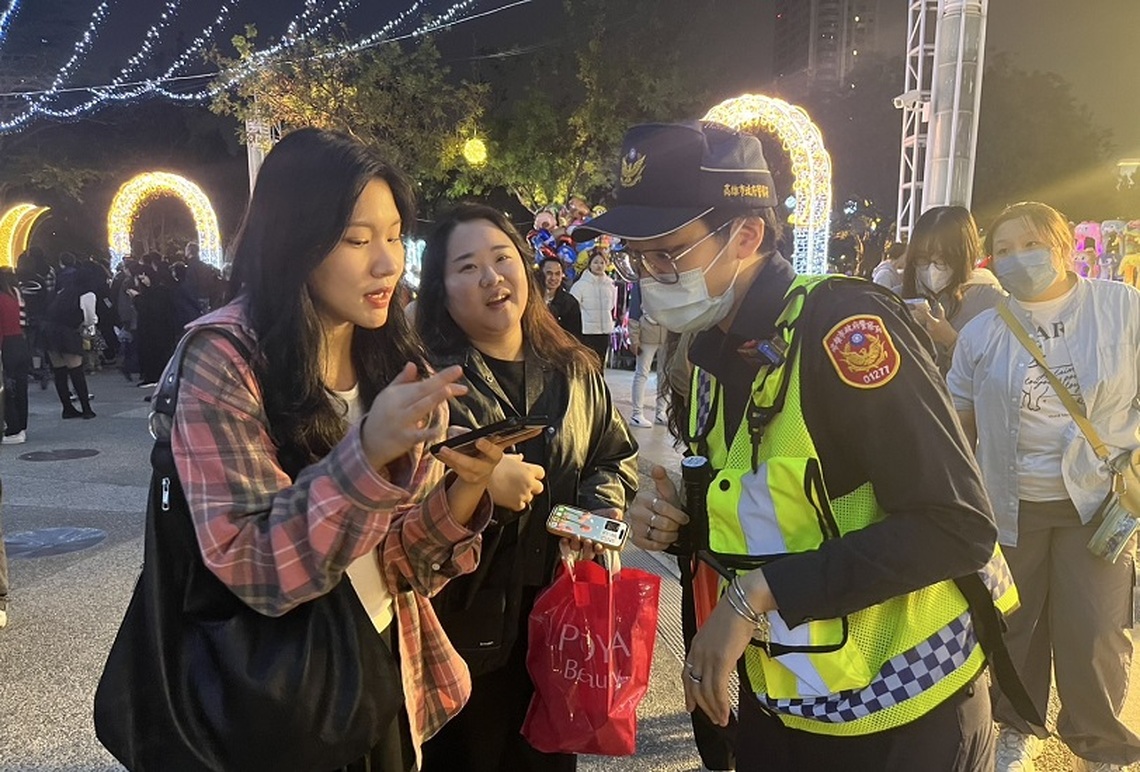 韓國妹遺失手機心急如焚 新興警溜韓語成功交還手機 讚嘆台灣警察超親切！