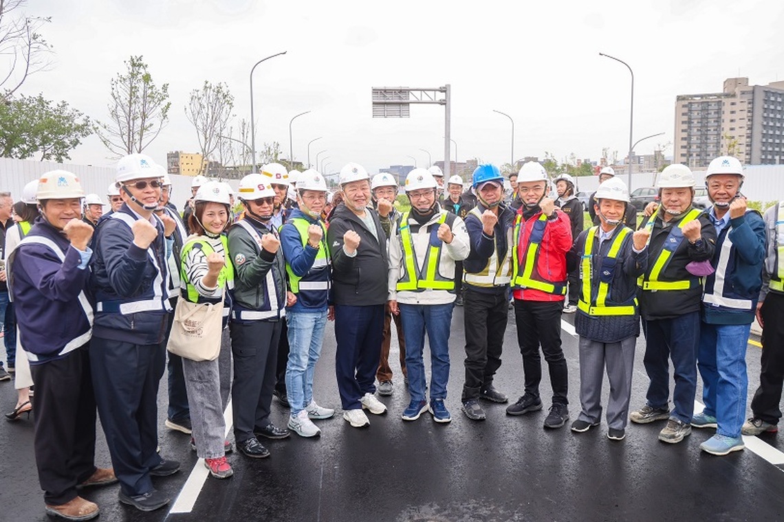 視察新泰塭仔圳「莊泰路」施工情形 侯友宜:預計農曆年前開放通車