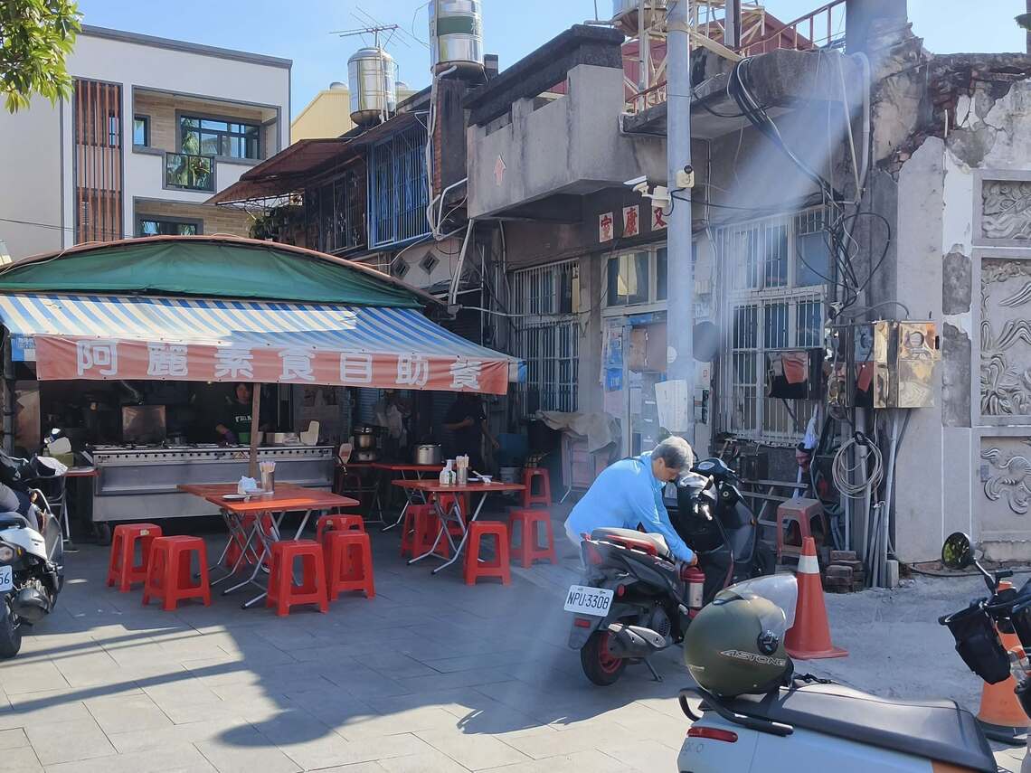 屏東市歸來大廟前面 素食自助餐