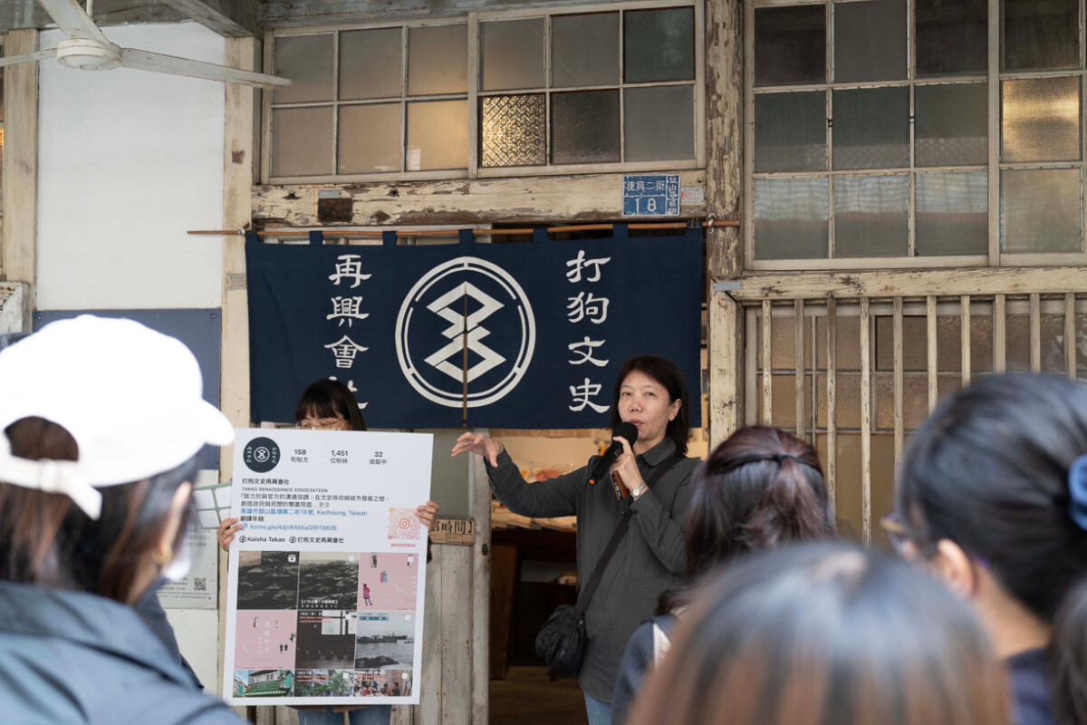 ▲策展人黃雅玲教授介紹此次合作單位哈瑪星打狗文史再興會社。（圖/高科大創新設計學院提供）