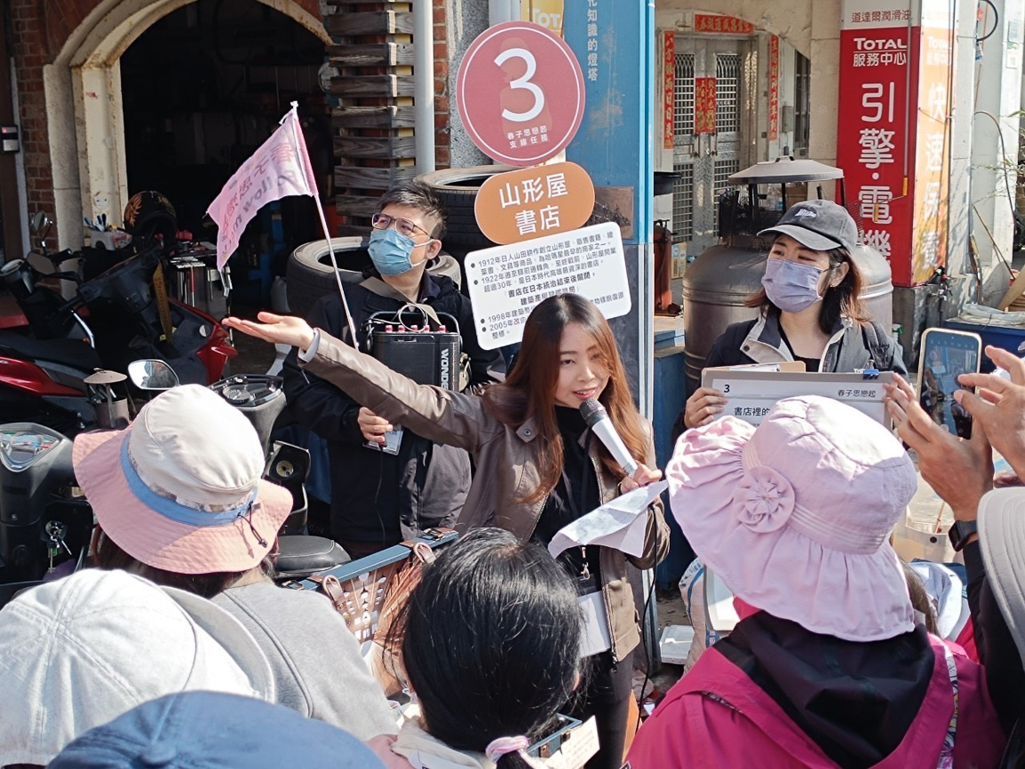▲參與的民眾非常踴躍，大人小孩都沈浸在哈瑪星的故事中。（圖/高科大創新設計學院提供）