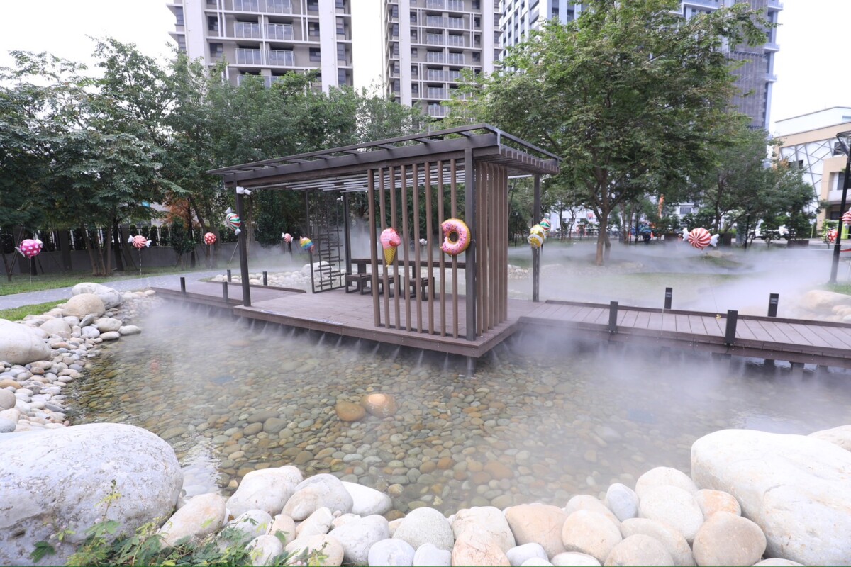 ▲蜜糖公園綠意盎然，多變的景觀延伸早期水源豐沛的「湧泉」意象。(圖/記者顏淑娟翻攝)