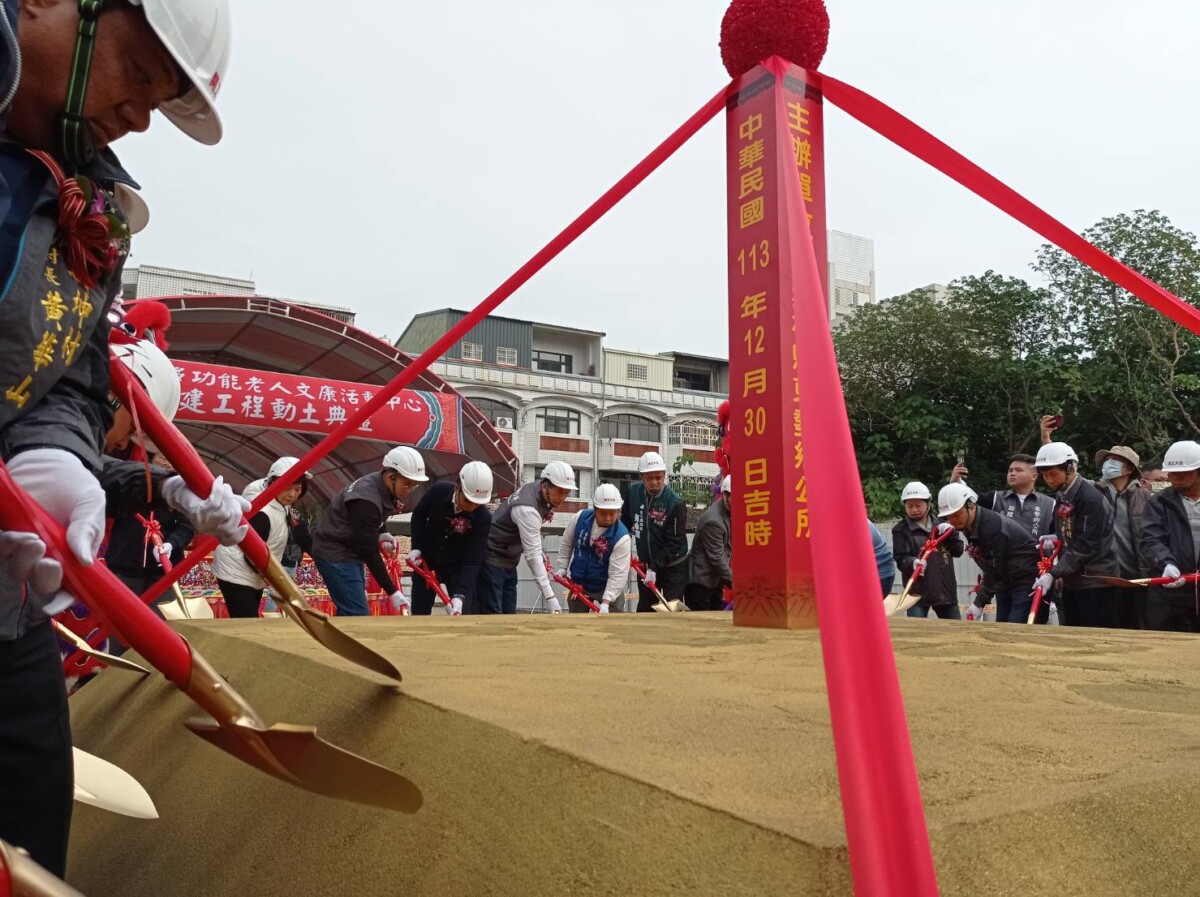 ▲開工動土典禮由東勢鄉長張健福擔任主典，立委劉建國、議員蔡永富、社會處長林文志、東勢鄉民代表劉家瑋等貴賓參與動土儀式。(記者陳雅琪攝)