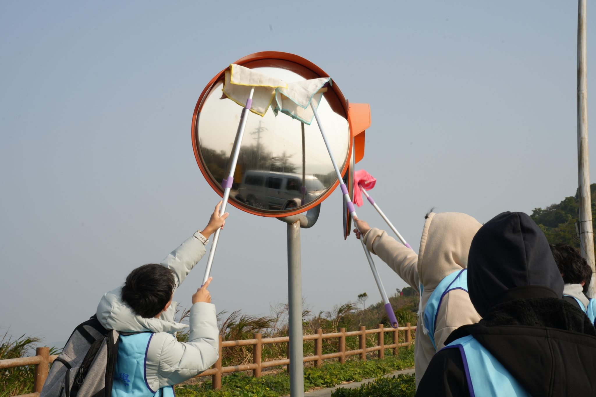 海大生徒步環島擦亮馬祖北竿全島反光鏡 守護用路安全