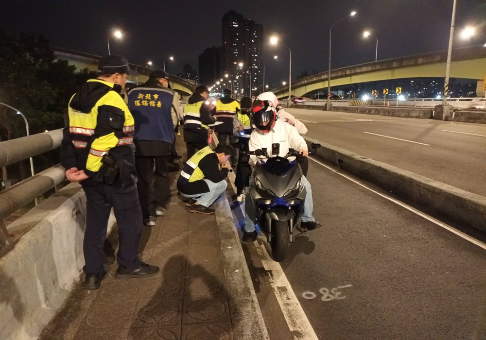 還市民安靜的夜間環境 新店警環稽查噪音車開罰1411件 225 248241230a09